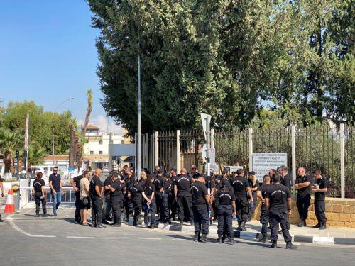 Εκδήλωση διαμαρτυρίας δεσμοφυλάκων για στήριξη του Αν. Διευθυντή Φυλακών μετά τις αποφάσει του ΠτΔ