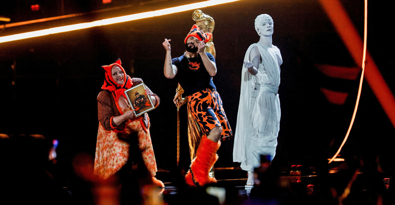Eurovision: &Omicron; Akylas &xi;&epsilon;&sigma;ή&kappa;&omega;&sigma;&epsilon; &tau;&eta; &Beta;&iota;έ&nu;&nu;&eta; &kappa;&alpha;&iota; &pi;έ&rho;&alpha;&sigma;&epsilon; &sigma;&tau;&omicron;&nu; &tau;&epsilon;&lambda;&iota;&kappa;ό (video)