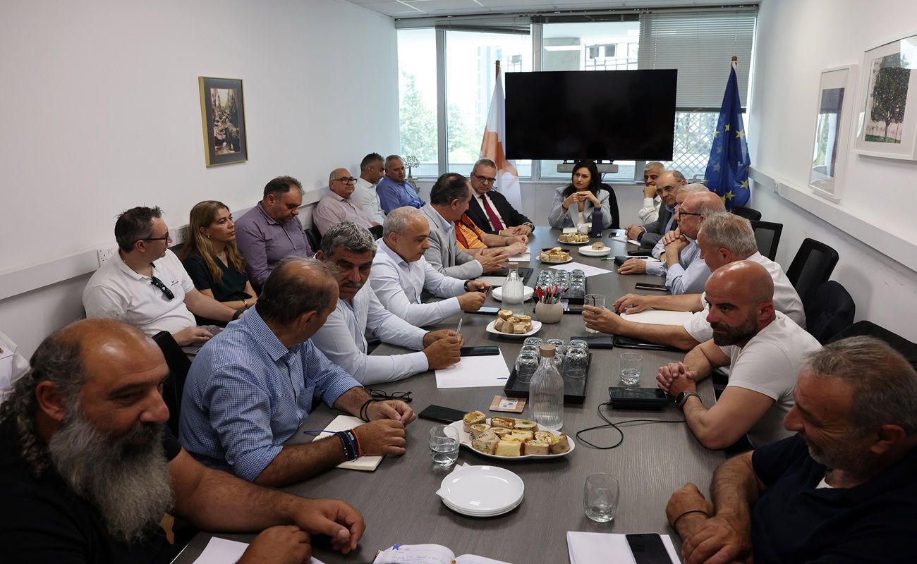 &Alpha;&pi;&omicron;&zeta;&eta;&mu;&iota;ώ&sigma;&epsilon;&iota;&sigmaf;: &Pi;&alpha;&rho;&alpha;&mu;έ&nu;&omicron;&upsilon;&nu; &delta;&iota;&alpha;&phi;&omega;&nu;ί&epsilon;&sigmaf; &kappa;&tau;&eta;&nu;&omicron;&tau;&rho;ό&phi;&omega;&nu;-&Upsilon;&pi;&omicron;&upsilon;&rho;&gamma;&epsilon;ί&omicron;&upsilon;