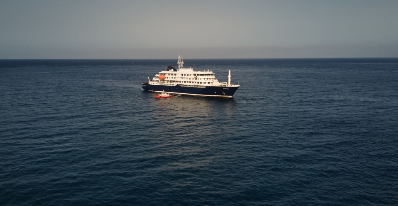 Στο λιμάνι της Τενερίφης το MV Hondius, με ειδικά λεωφορεία και αεροπλάνα η μεταφορά των επαφών υψηλού κινδύνου
