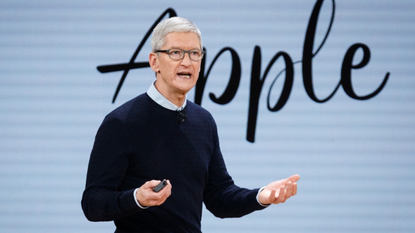 &Tau;&iota;&mu; &Kappa;&omicron;&upsilon;&kappa;: O CEO &tau;&eta;&sigmaf; Apple &alpha;&pi;&omicron;&kappa;ά&lambda;&upsilon;&psi;&epsilon; &gamma;&iota;&alpha;&tau;ί &alpha;&pi;&omicron;&chi;&omega;&rho;&epsilon;ί