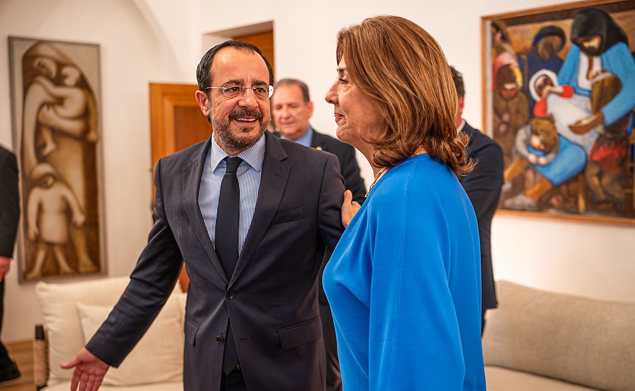 &Chi;&omega;&rho;ί&sigmaf; &alpha;&upsilon;&tau;&alpha;&pi;ά&tau;&epsilon;&sigmaf; &kappa;&alpha;&iota; &mu;&epsilon; &mu;&iota;&kappa;&rho;ό &kappa;&alpha;&lambda;ά&theta;&iota;