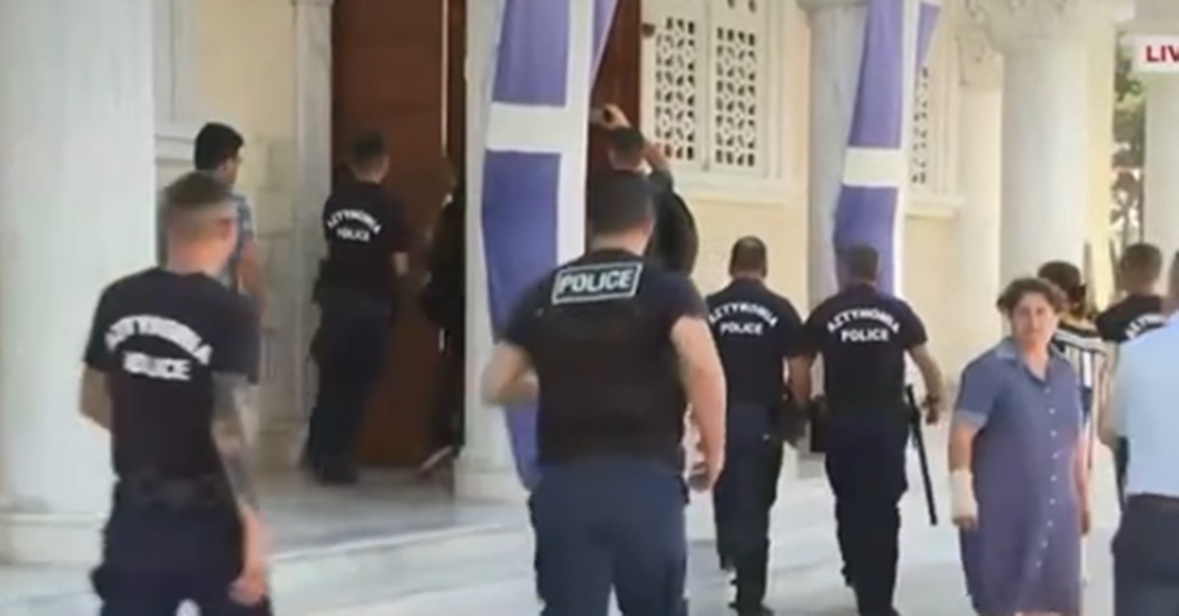Έ&nu;&tau;&alpha;&sigma;&eta; &sigma;&tau;&eta;&nu; &tau;&epsilon;&lambda;&epsilon;&tau;ή &chi;&epsilon;&iota;&rho;&omicron;&tau;&omicron;&nu;ί&alpha;&sigmaf; &tau;&omicron;&upsilon; &nu;έ&omicron;&upsilon; &Mu;&eta;&tau;&rho;&omicron;&pi;&omicron;&lambda;ί&tau;&eta; &Pi;ά&phi;&omicron;&upsilon; (video)