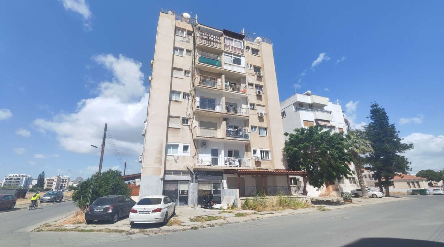 &Sigma;&tau;&eta; &Lambda;ά&rho;&nu;&alpha;&kappa;&alpha; &kappa;&alpha;&tau;&epsilon;&delta;&alpha;&phi;ί&zeta;&omicron;&nu;&tau;&alpha;&iota; &delta;ύ&omicron; &alpha;&kappa;ό&mu;&alpha; &epsilon;&pi;&iota;&kappa;ί&nu;&delta;&upsilon;&nu;&epsilon;&sigmaf; &kappa;&alpha;&tau;&omicron;&iota;&kappa;ί&epsilon;&sigmaf;, &lambda;έ&epsilon;&iota; &omicron; &Pi;&rho;ό&epsilon;&delta;&rho;&omicron;&sigmaf; &tau;&omicron;&upsilon; &Epsilon;&Omicron;&Alpha;