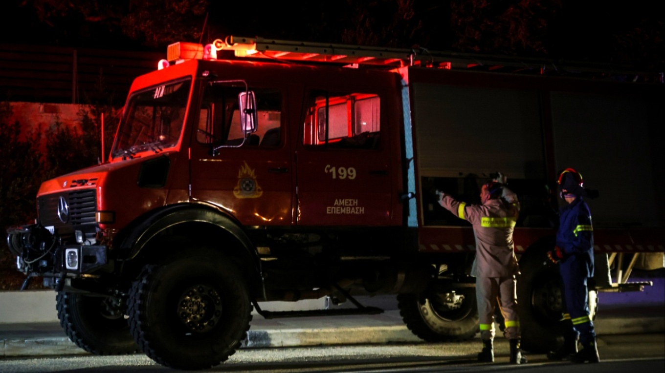 &Tau;&rho;&alpha;&gamma;&omega;&delta;ί&alpha; &sigma;&tau;&eta;&nu; &Kappa;ό&nu;&iota;&tau;&sigma;&alpha;: 4 &alpha;&pi;&alpha;&nu;&theta;&rho;&alpha;&kappa;&omega;&mu;έ&nu;&alpha; ά&tau;&omicron;&mu;&alpha; &epsilon;&nu;&tau;&omicron;&pi;ί&sigma;&tau;&eta;&kappa;&alpha;&nu; &sigma;&epsilon; &kappa;&omicron;&nu;&tau;έ&iota;&nu;&epsilon;&rho;
