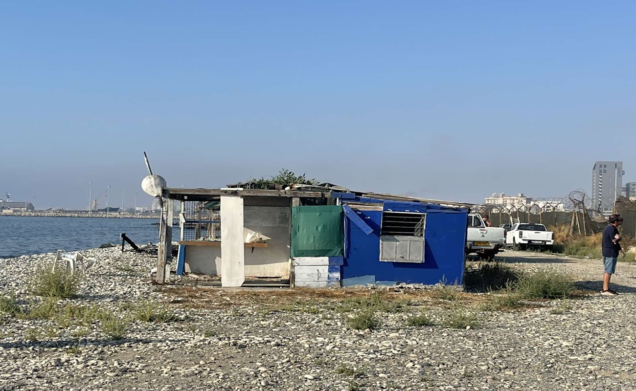 &Kappa;&alpha;&tau;&epsilon;&delta;&alpha;&phi;ί&zeta;&omicron;&upsilon;&nu; &alpha;&upsilon;&theta;&alpha;ί&rho;&epsilon;&tau;&alpha; &sigma;&epsilon; &pi;&alpha;&rho;&alpha;&lambda;ί&alpha; &tau;&eta;&sigmaf; &Lambda;ά&rho;&nu;&alpha;&kappa;&alpha;&sigmaf; (pics-video)