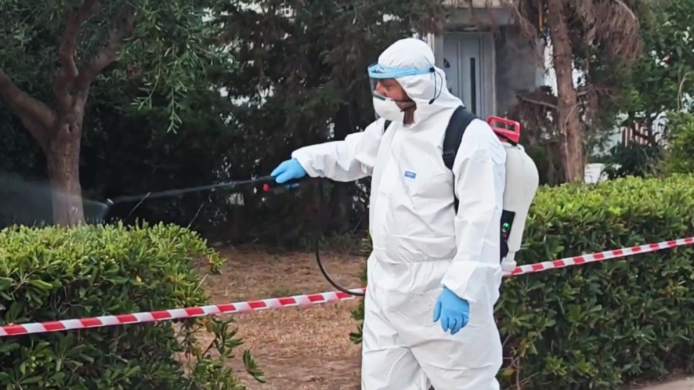 Ψεκασμοί στη Γλυφάδα μετά από επιβεβαιωμένο κρούσμα του ιού του Δυτικού Νείλου